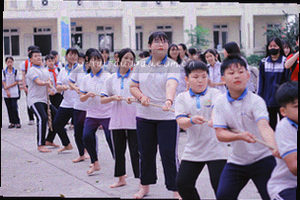 抽象网格与霓虹光效构成的公告背景纹理