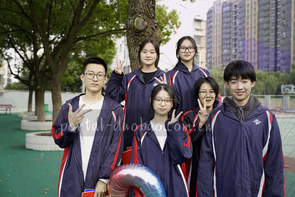 五大联赛标志与光线轨迹构成的赛程氛围背景